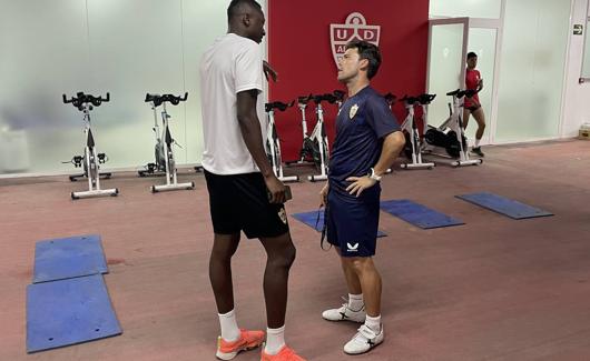 Sadiq Umar dialoga con Rubi. 