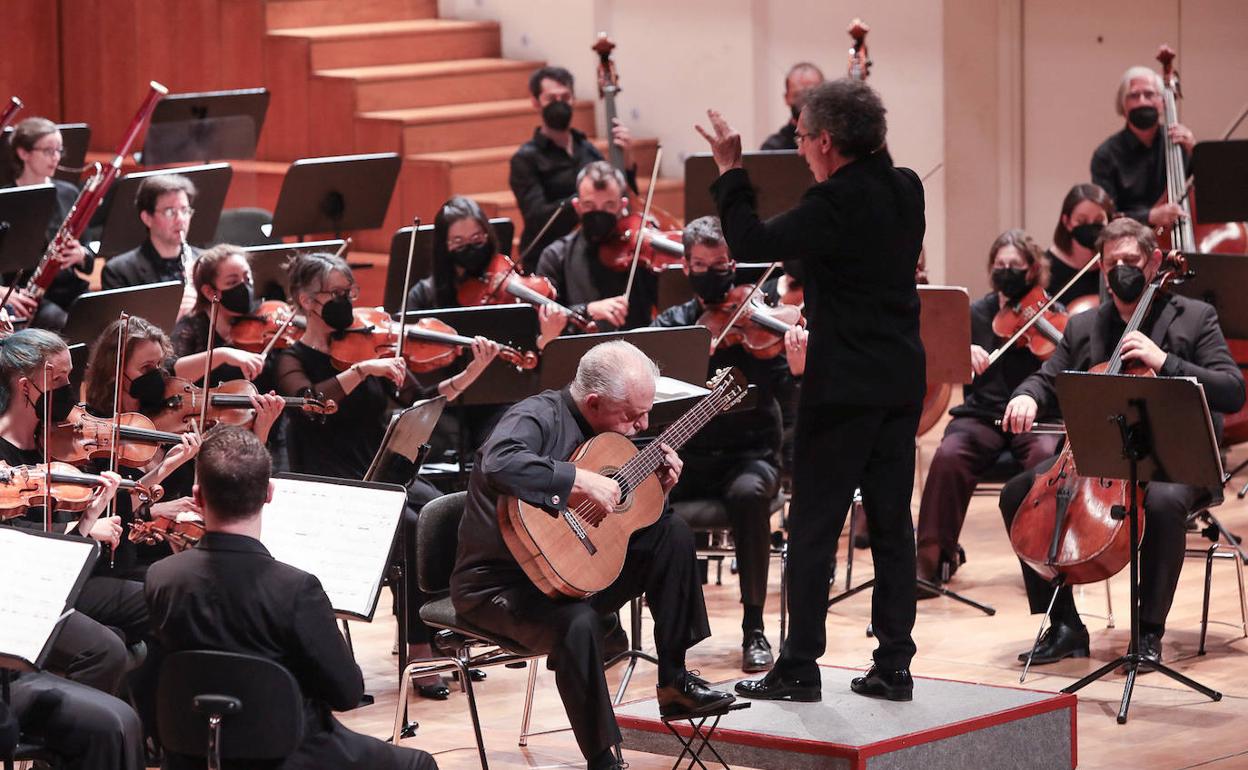 La orquesta de Annapolis Symphony Orchestra, con Pepe Romero.