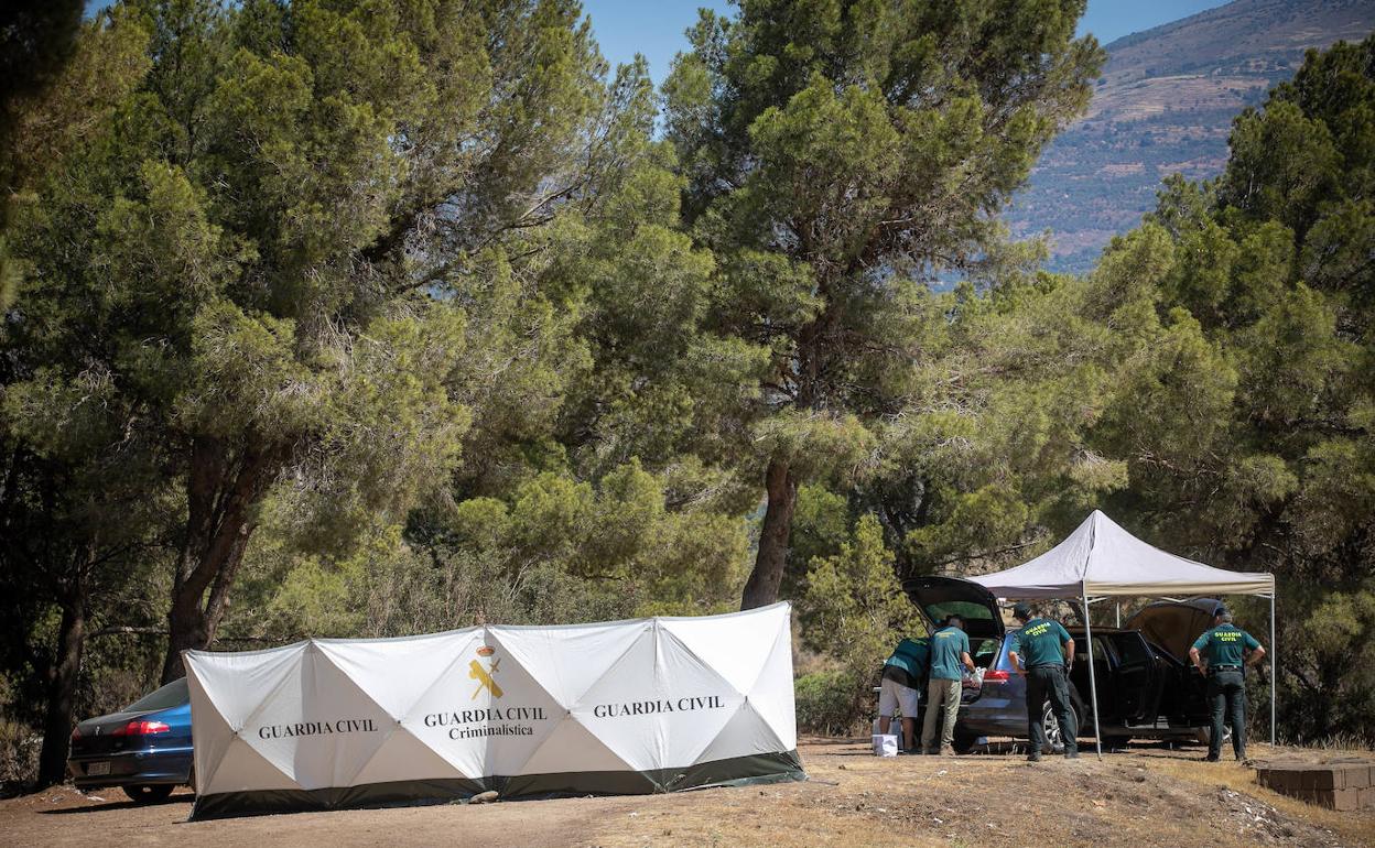 Guardia Civil inspecciona los vehículos abandonados por los narcos en el lugar donde se registró el homicidio el jueves. 