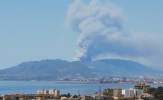 Vista de la columna de humo desde Málaga capital.