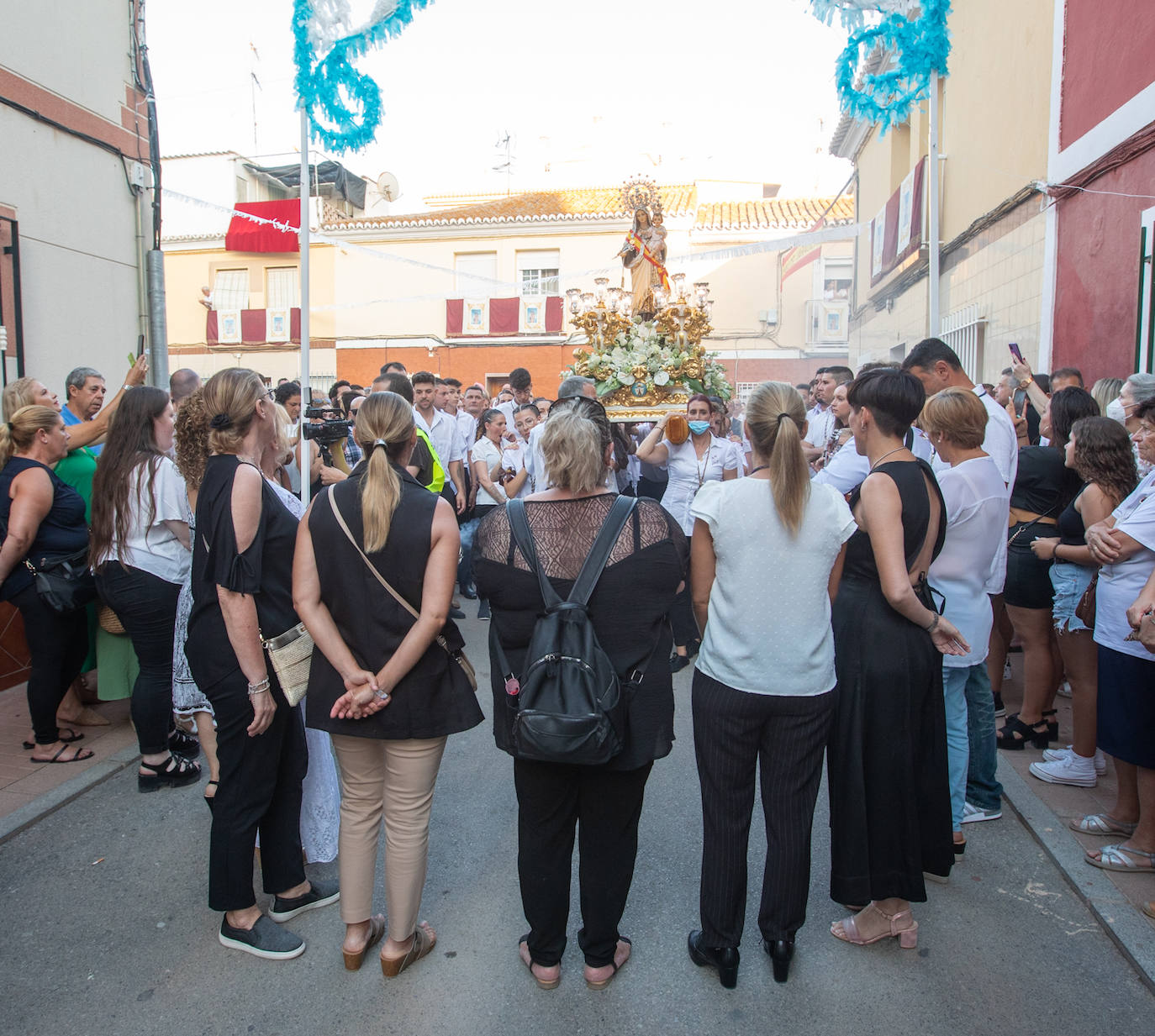 El trono de la Virgen del Carmen recibe una petalá a su paso por una de las calles de Varadero en Motril.