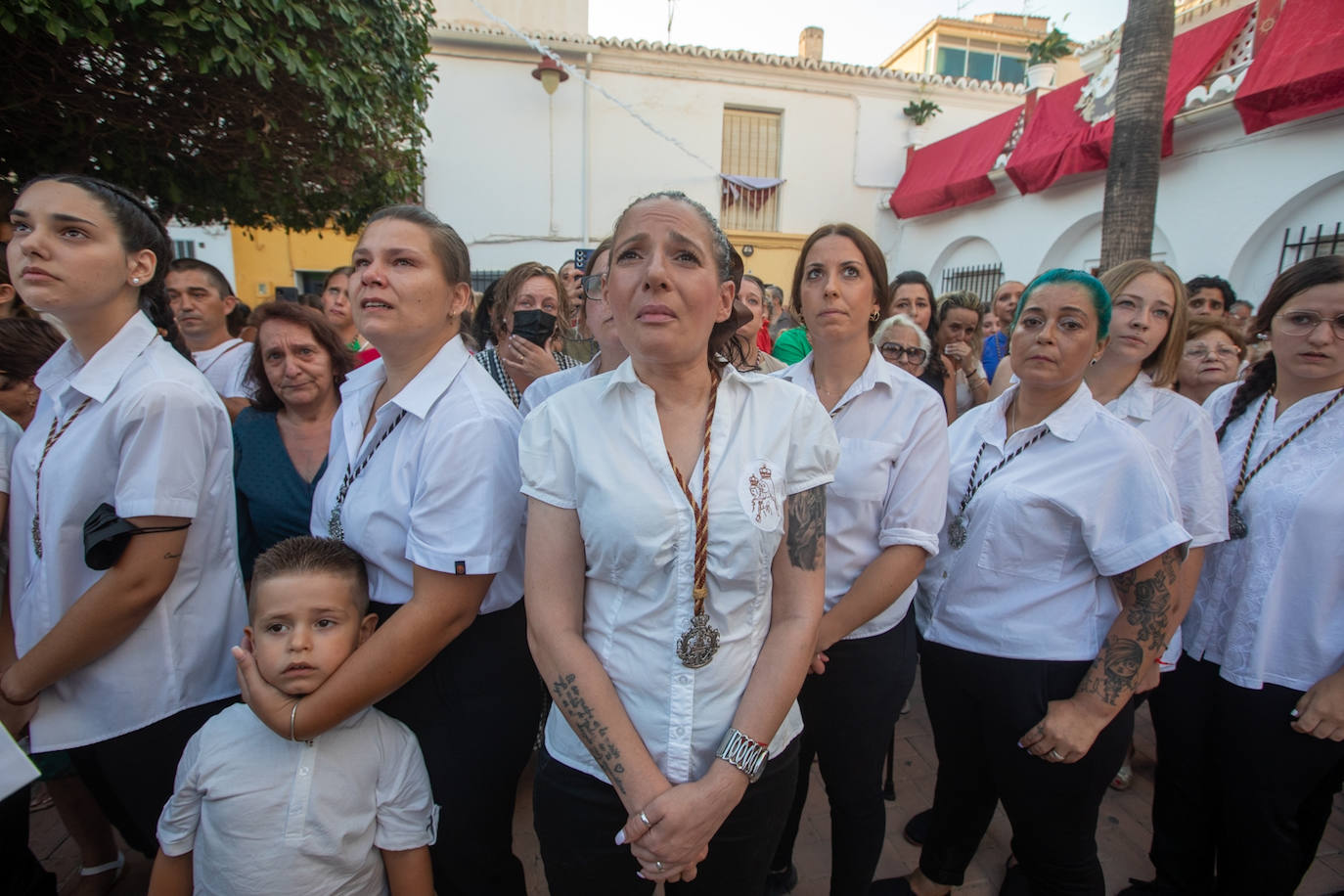 El trono de la Virgen del Carmen recibe una petalá a su paso por una de las calles de Varadero en Motril.