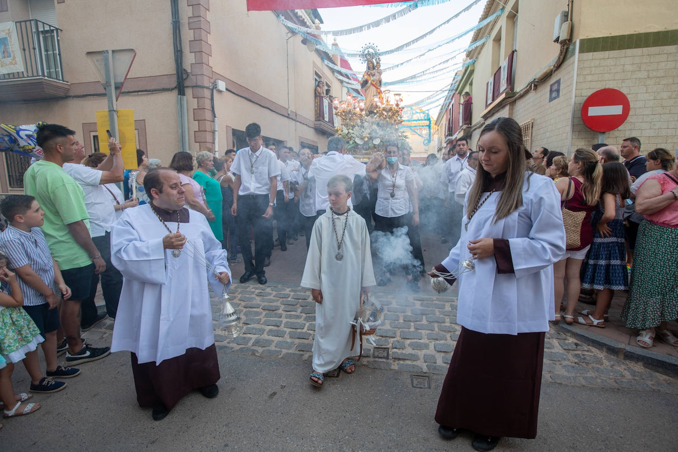 El trono de la Virgen del Carmen recibe una petalá a su paso por una de las calles de Varadero en Motril.