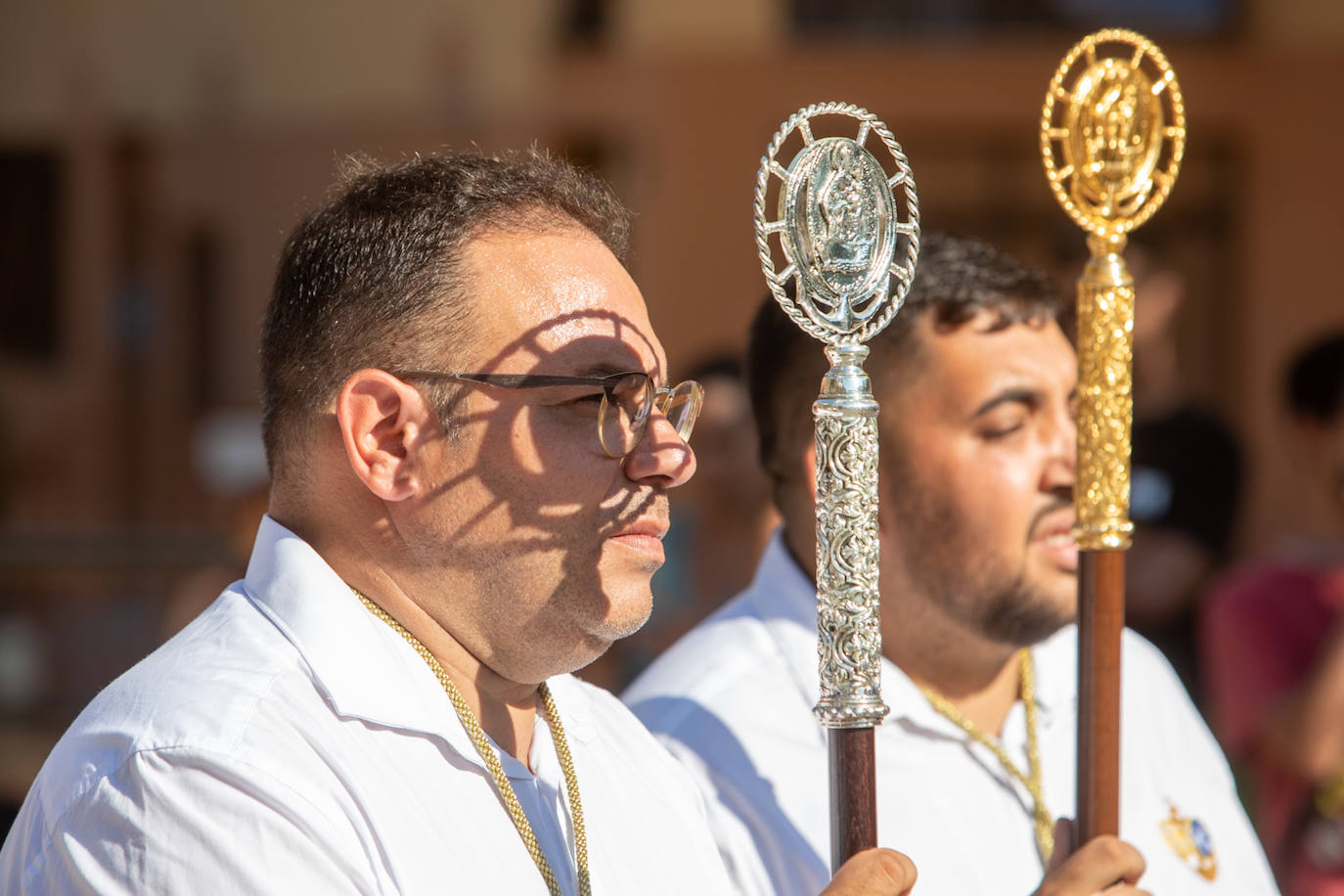 La Virgen del Carmen de Almuñéca, con el Barrio de Los Marinos al fondo, enfila la playa de San Cristóbal tras salir de la capilla.