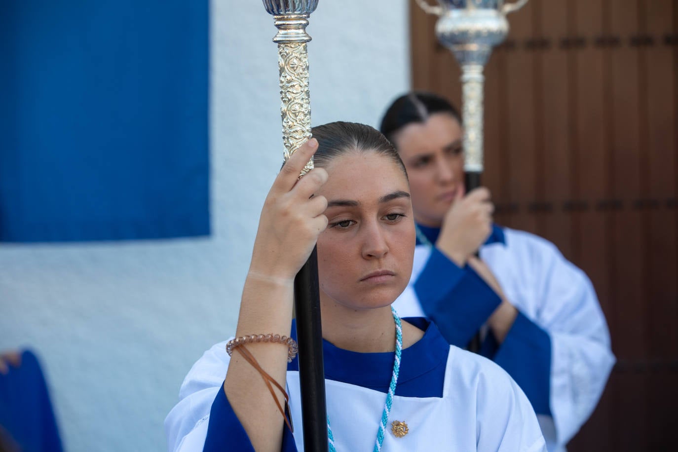 La Virgen del Carmen de Almuñéca, con el Barrio de Los Marinos al fondo, enfila la playa de San Cristóbal tras salir de la capilla.