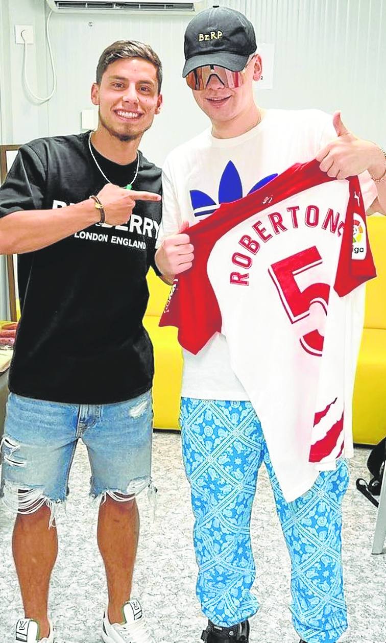 Lucas Robertone, aprovechando el día libre, estuvo como espectador en Dreambeach Villaricos para ver en directo a su compatriota Bizarrap, al que entregó una camiseta co su nombre.