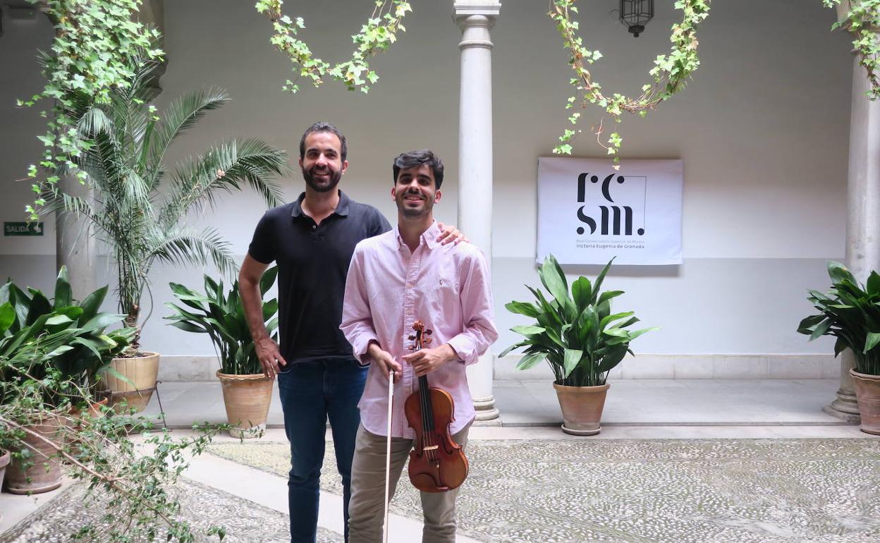 Juan Salvador Raya, el profesor, posa con Sergio Serrano en el patio del Conservatorio. 