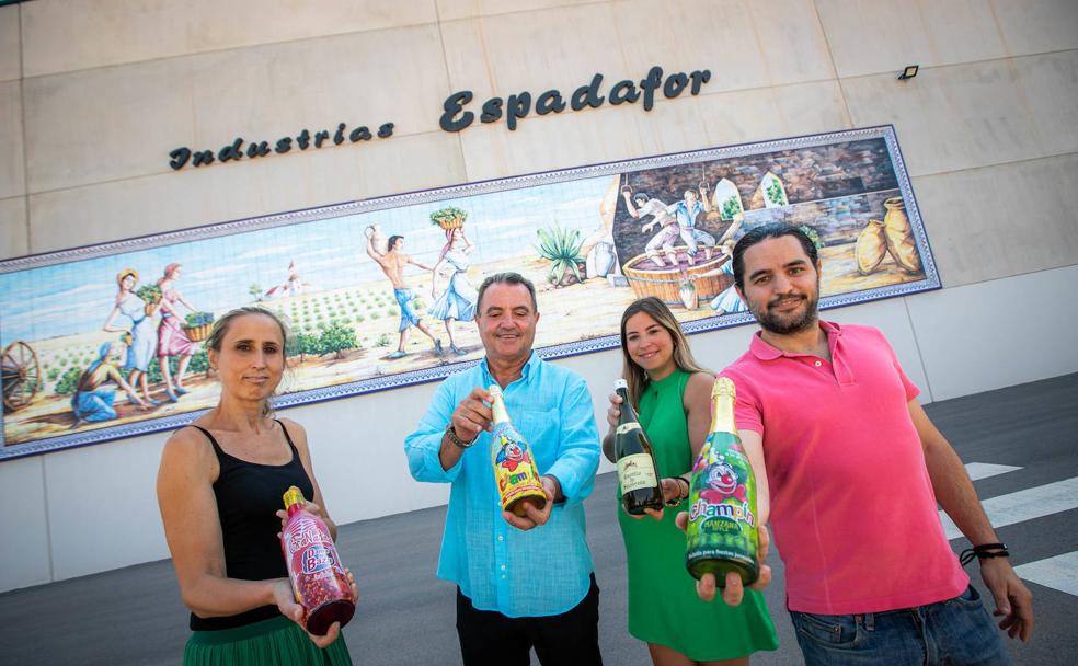 José Espadafor, su hijo y dos trabajadoras de la empresa muestran diversos productos que ofrecen al mercado, como el Champín o Castillo de Salobreña. 