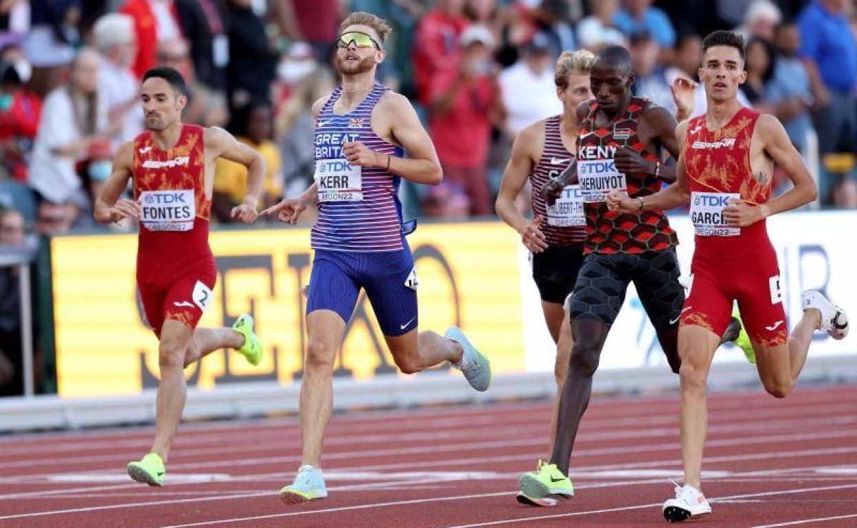 Ignacio Fontes, a la izquierda, en la prueba de esta madrugada en Eugene.