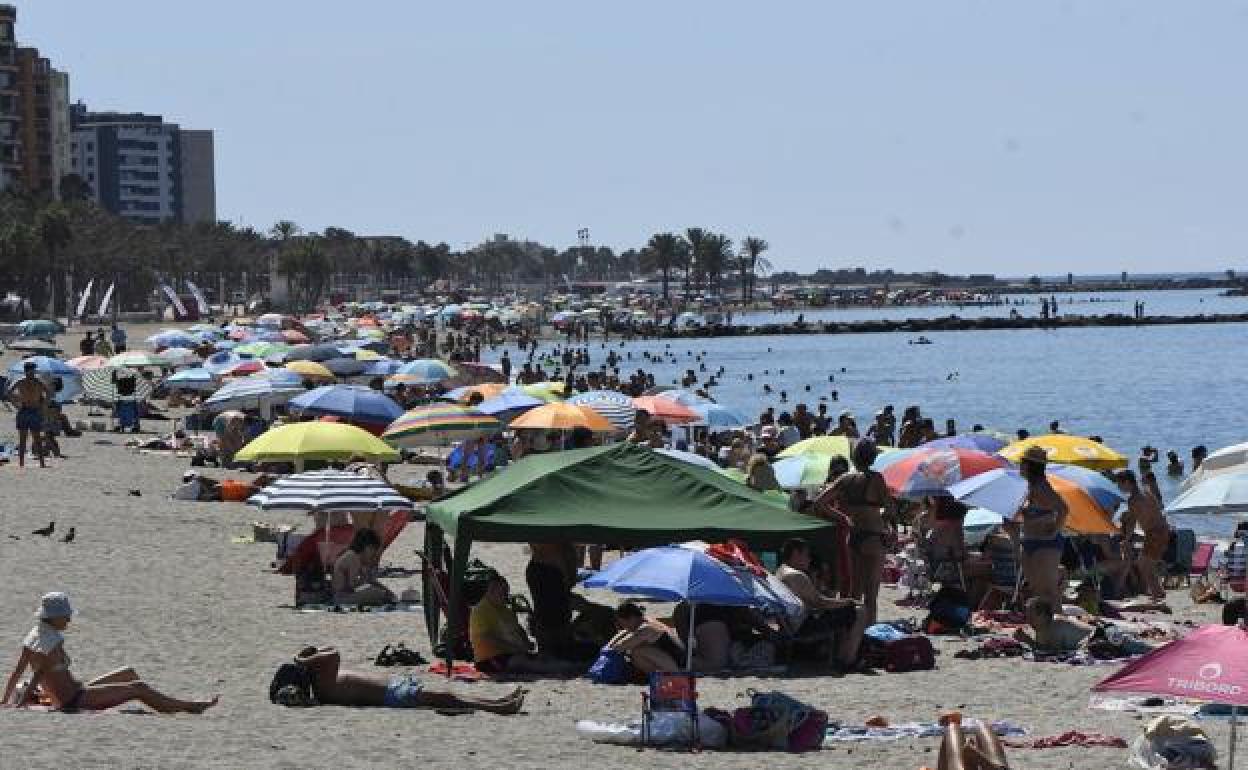 Playa del Zapillo, en la capital almeriense, en pleno mes de julio. 