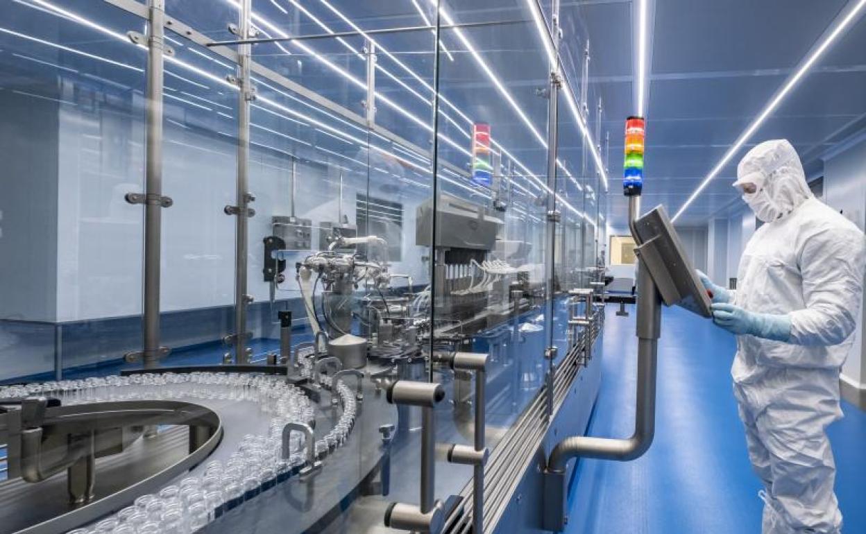 La vacuna española contra la covid que desarrolla la farmacéutica biotecnológica Hipra, con sede en Amer (Girona), demuestra una buena respuesta de anticuerpos neutralizantes frente a las variantes que circulan actualmente en Europa. 