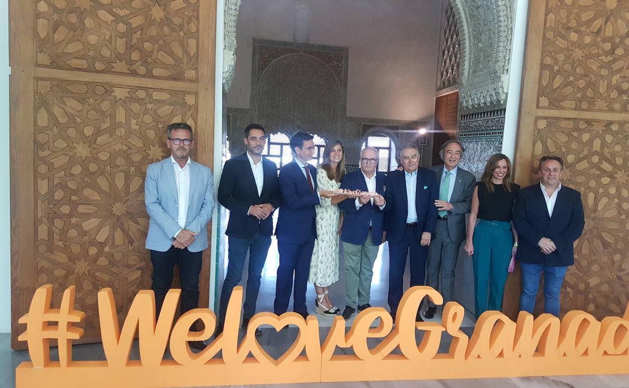 Autoridades, representantes de la Federación de Hostelería y premiados. 