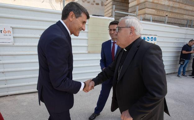 Saludando al delegado del Gobierno, Pedro Fernández. 