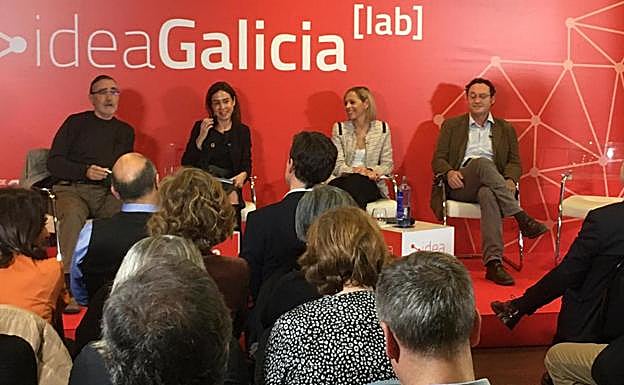 Álvaro García Ortiz, a la derecha en el escenario, durante un 'laboratorio de ideas' del PSOE gallego en Santiago de Compostela en 2019. E