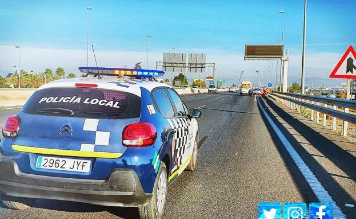 Un coche de la Policía en el lugar del accidente mortal, que se produjo en la GR-30, a la atura del PTS y el Nevada. 