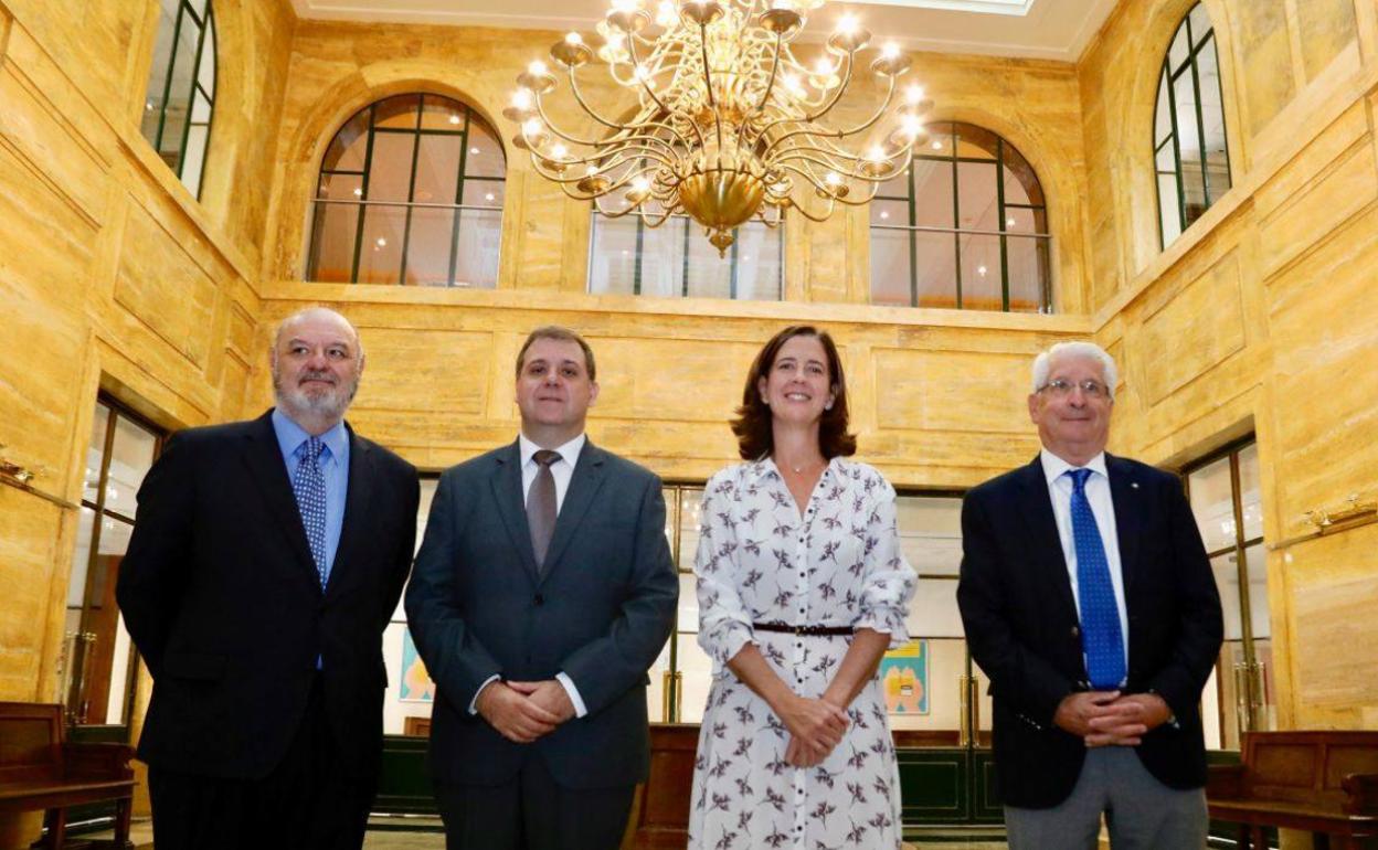 Los responsables de la patronal bancaria junto al presidente de Correos. 