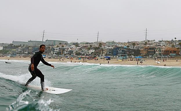 Martos, disfrutando de su otra gran pasión, surfear por las playas de los Los Ángeles. 