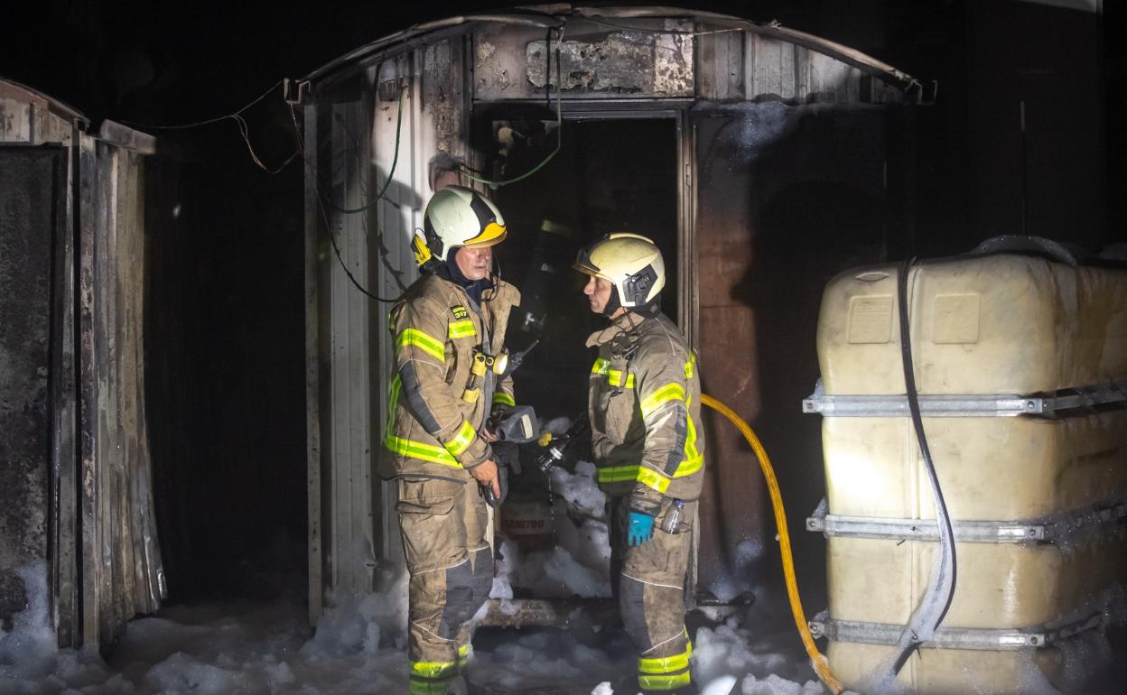 Bomberos sofocan el fuego en el Nevada.