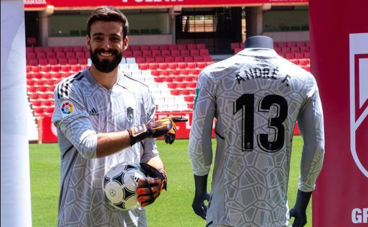 André Ferreira posa con la camiseta, donde lucirá el '13'. 