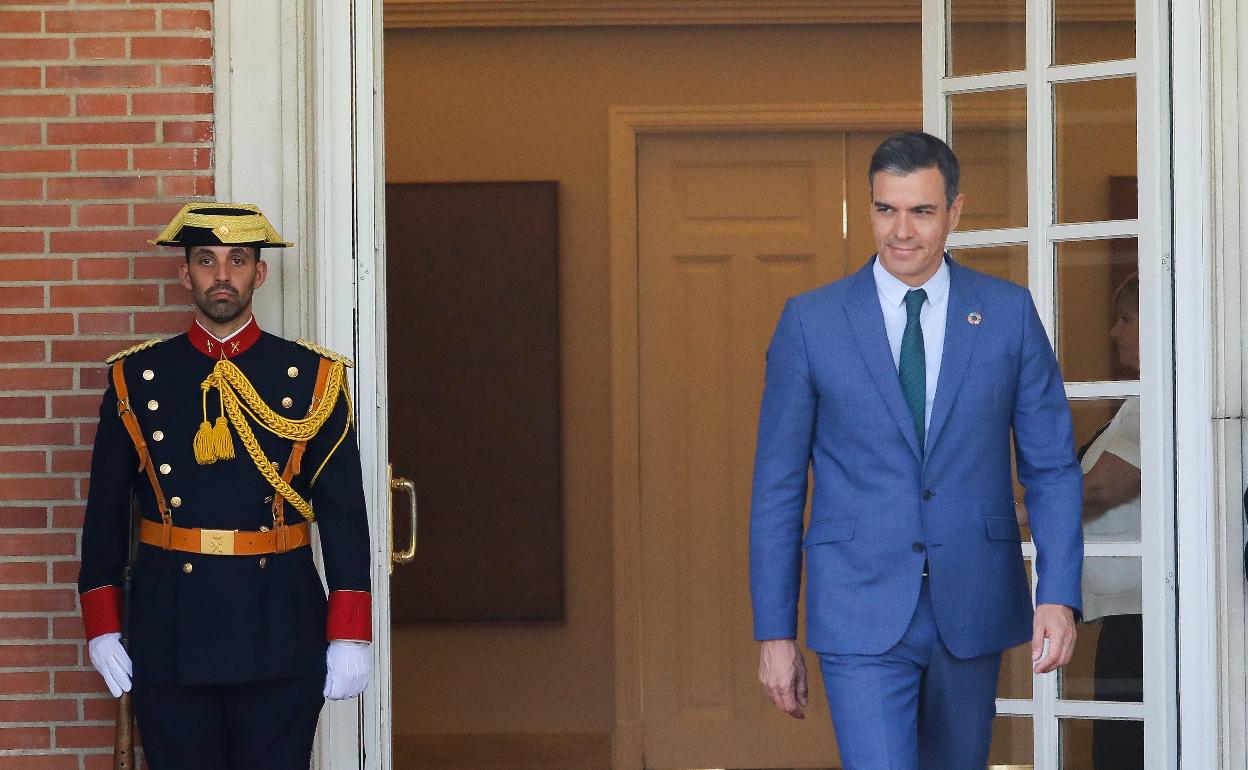 Sánchez sale este viernes a recibir, en el Palacio de la Moncloa, al jefe de Gobierno del Principado de Andorra, Xavier Espot.