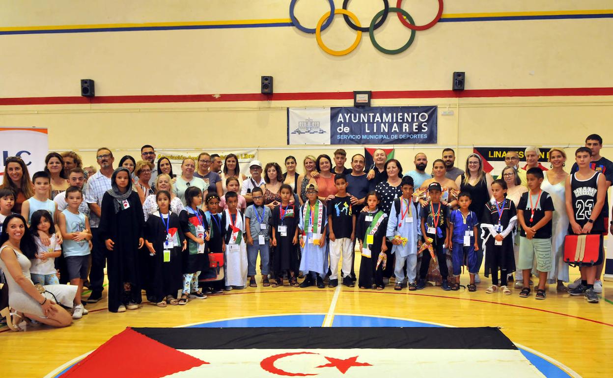 Menores saharauis posan con sus familias de acogida. 