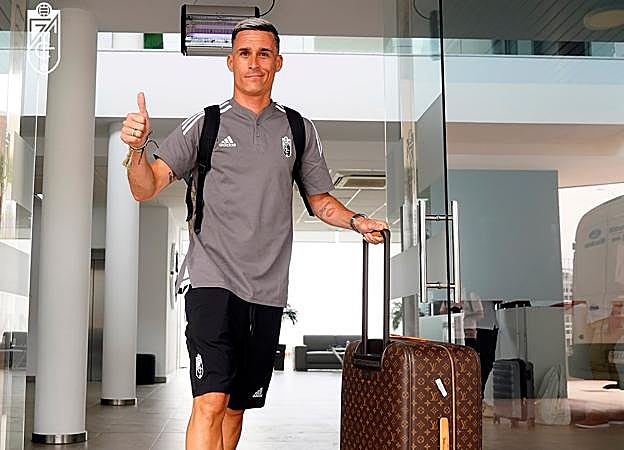 José Callejón posa para los medios del club. 