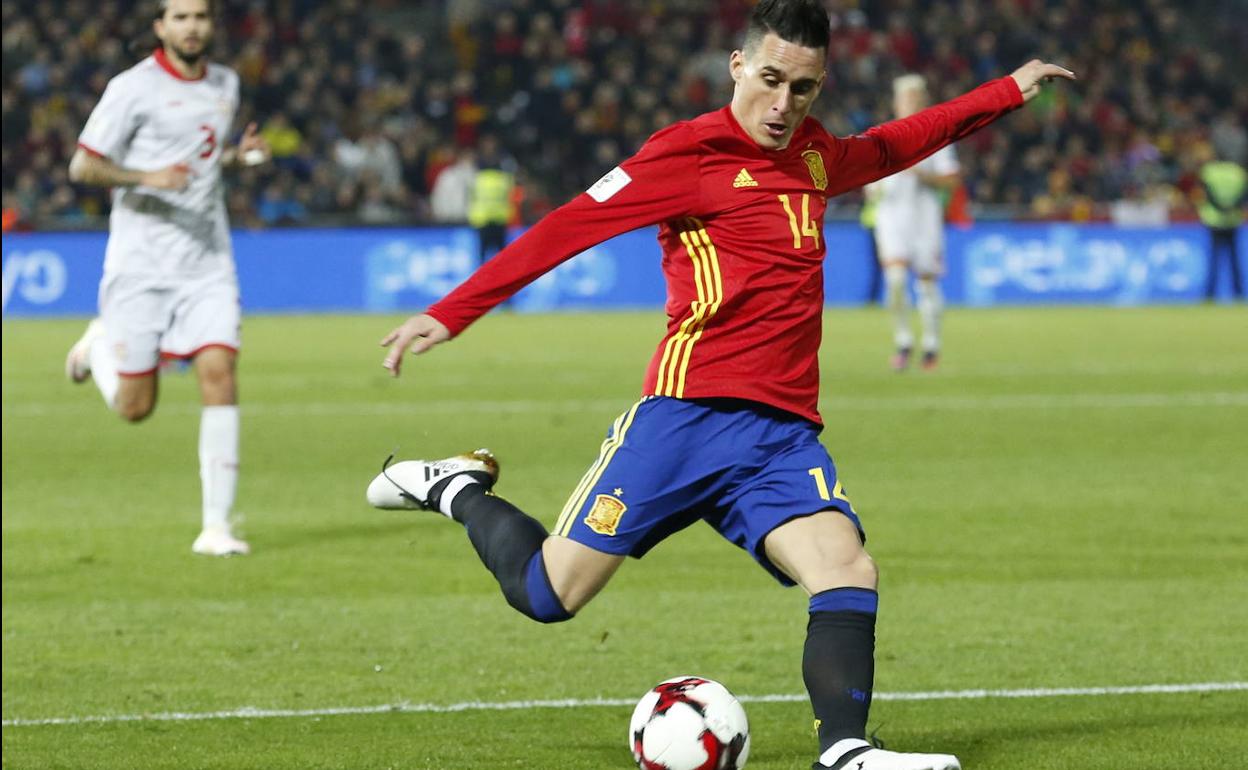 Callejón chuta un balón en su visita con la Selección a Los Cármenes. 