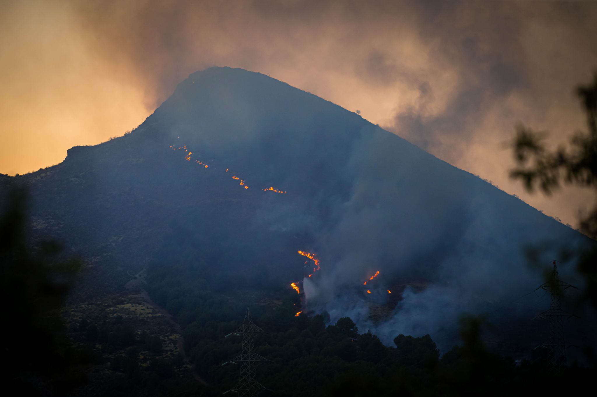 El fuego avanza por el área metropolitana de Granada.
