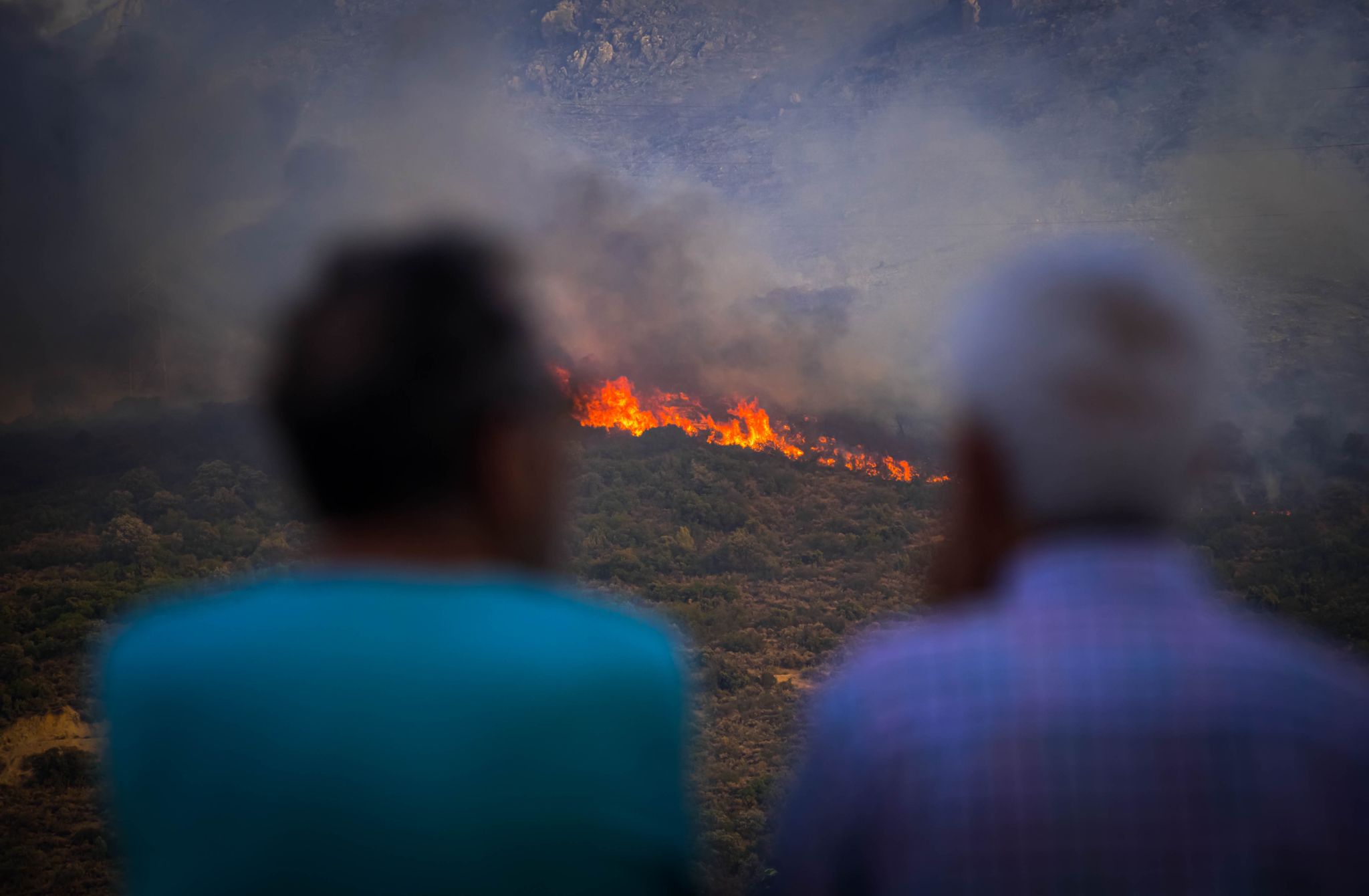 El fuego avanza por el área metropolitana de Granada.
