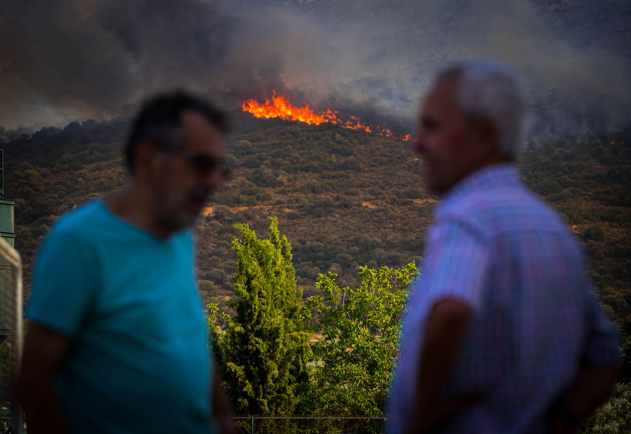 El fuego avanza por el área metropolitana de Granada.