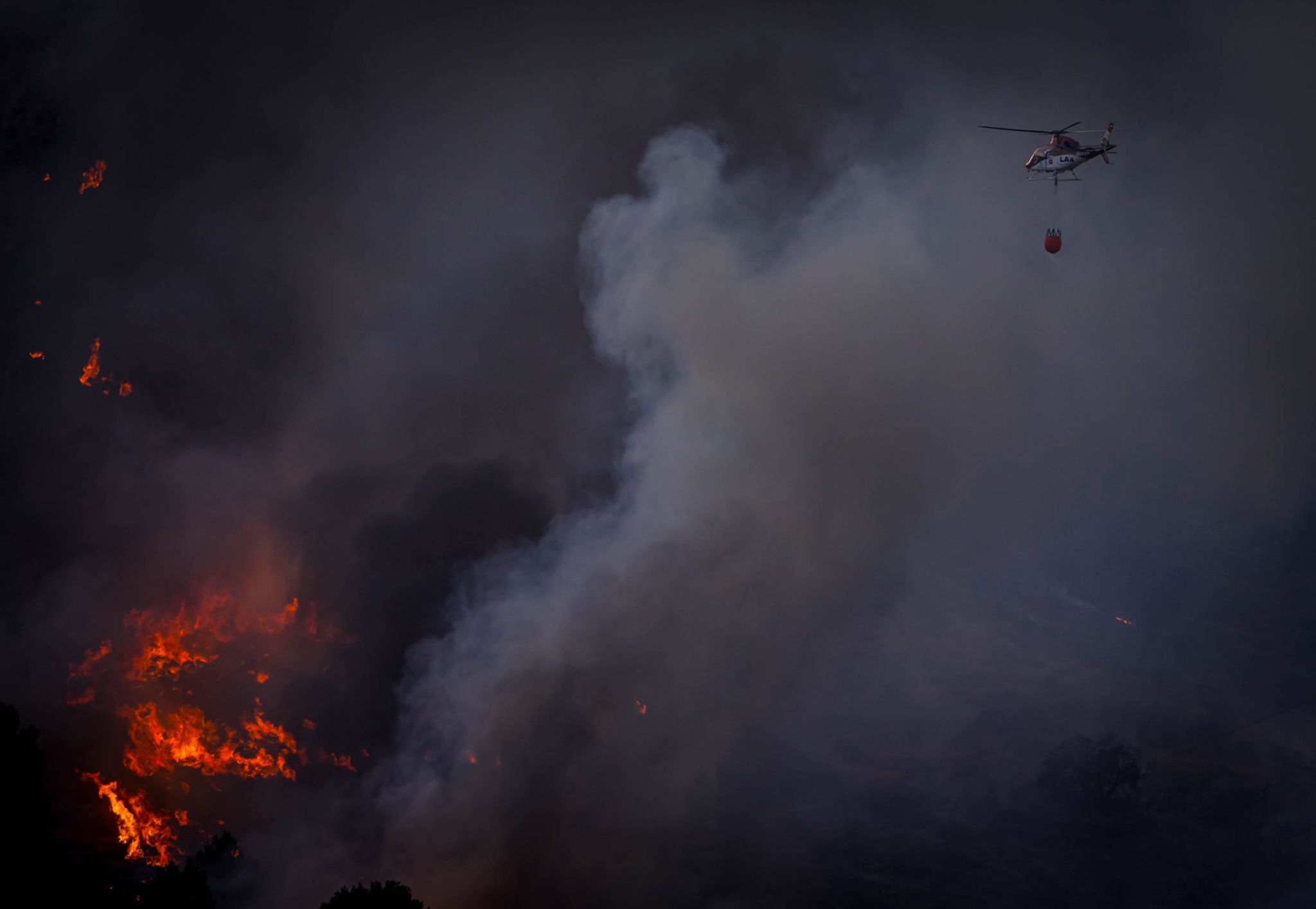 El fuego avanza por el área metropolitana de Granada.