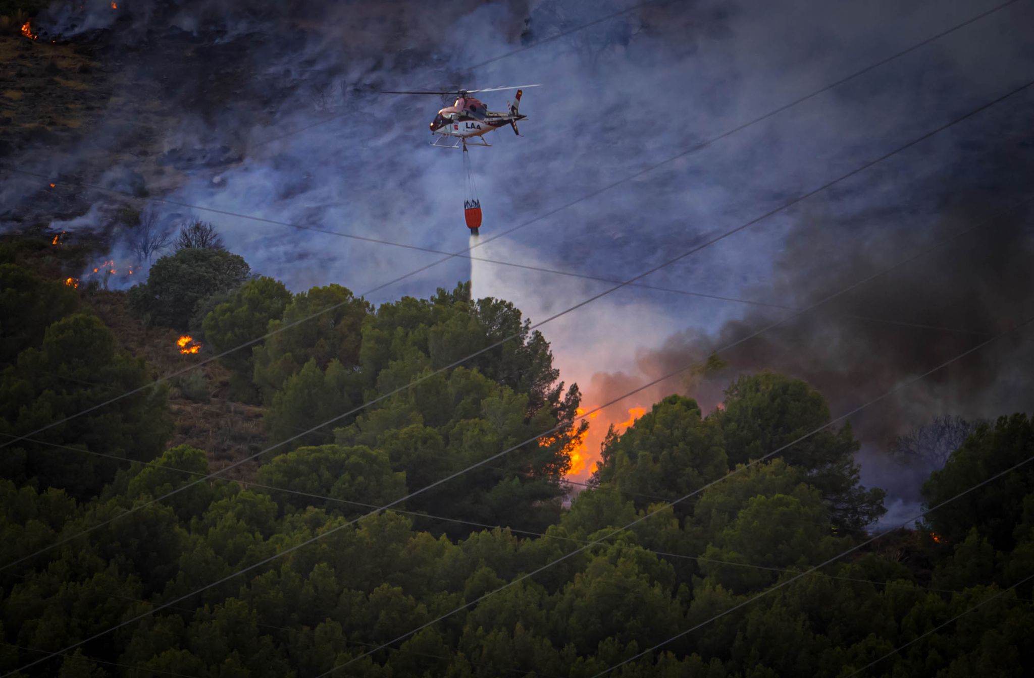 El fuego avanza por el área metropolitana de Granada.