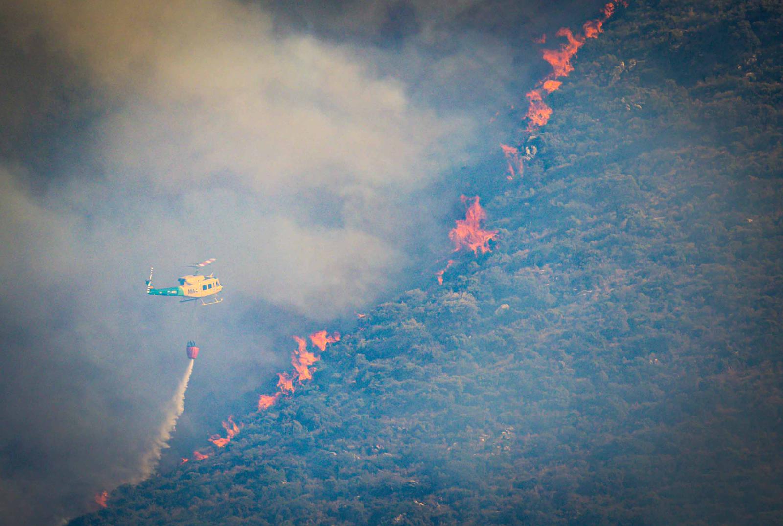 El fuego avanza por el área metropolitana de Granada.