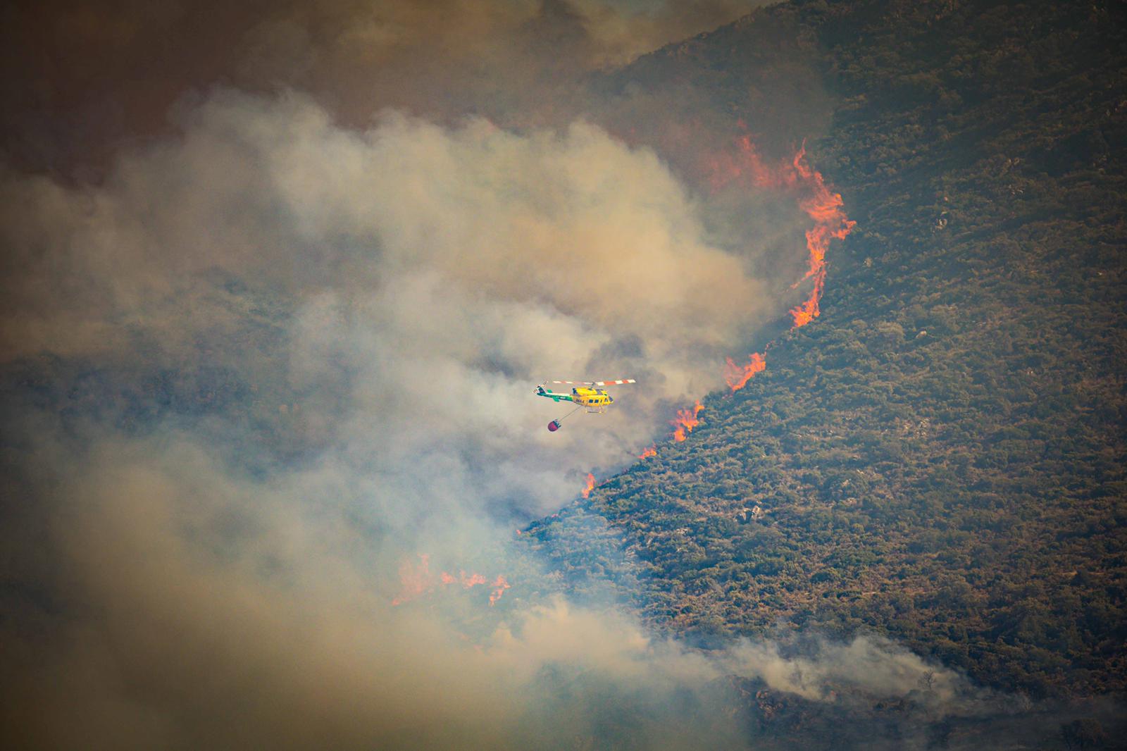 El fuego avanza por el área metropolitana de Granada.