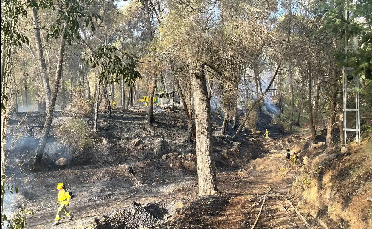 Labores de extinción del fuego en la zona próxima al camping 'El Robledo' en Segura de la Sierra. 