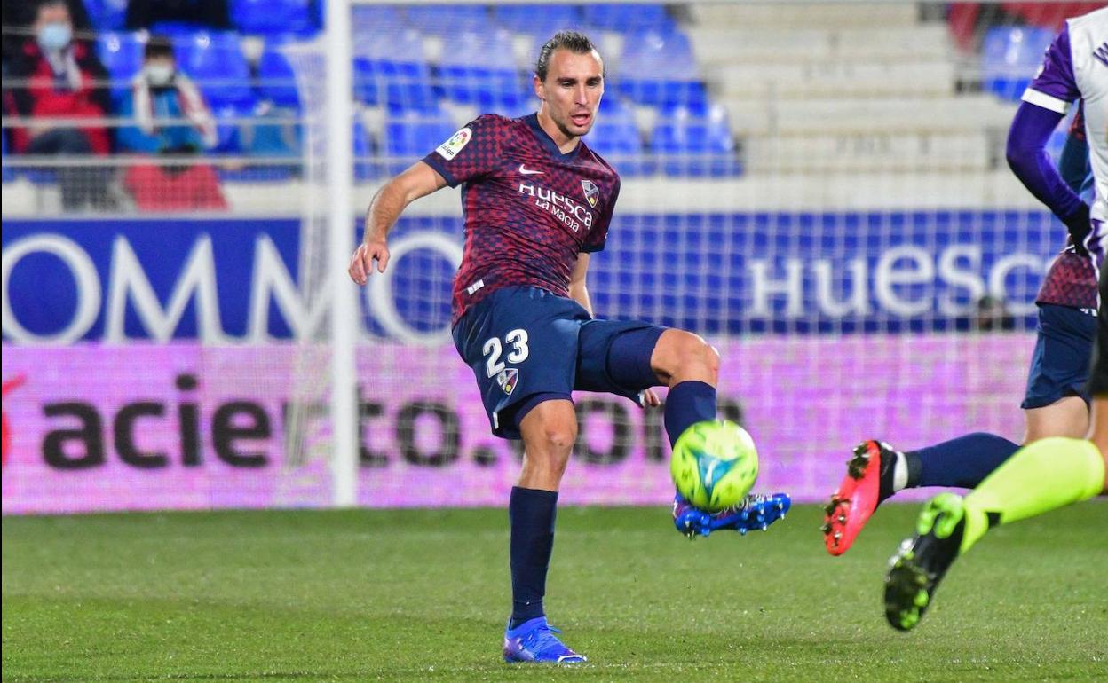 Ignasi Miquel juega un balón en un partido. 