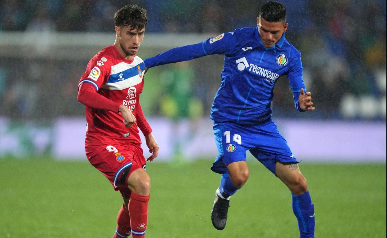 Jonathan Silva defiende al espanyolista Javi Puado. 