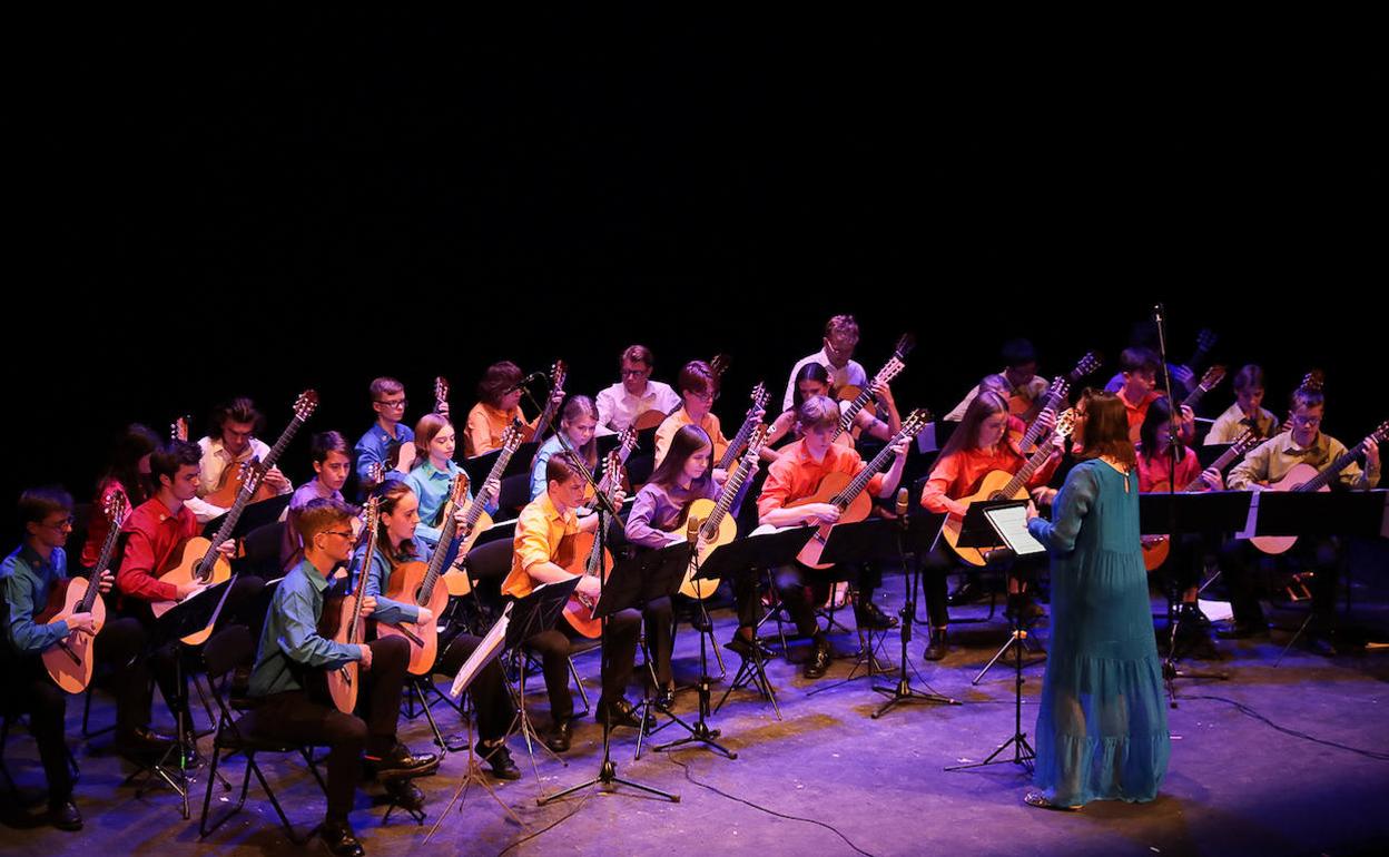 La Joven Orquesta de Guitarras de Gran Bretaña, con su directora Helen Sanderson al frente, anoche en el Isabel la Católica. 
