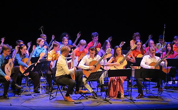 En primer término, los solistas de la NYGE.