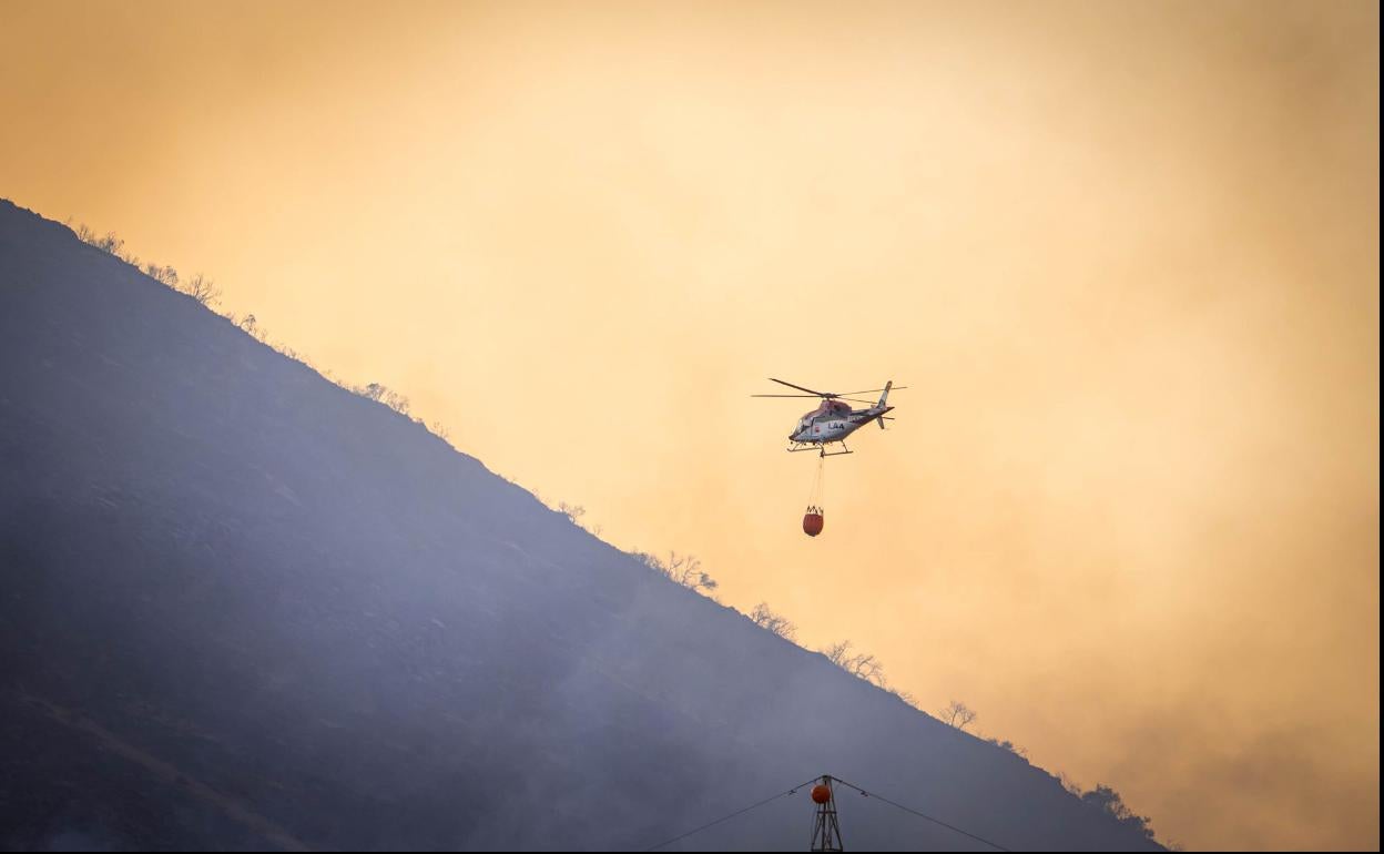 Imagen del fuego declarado en Pinos Puente. 