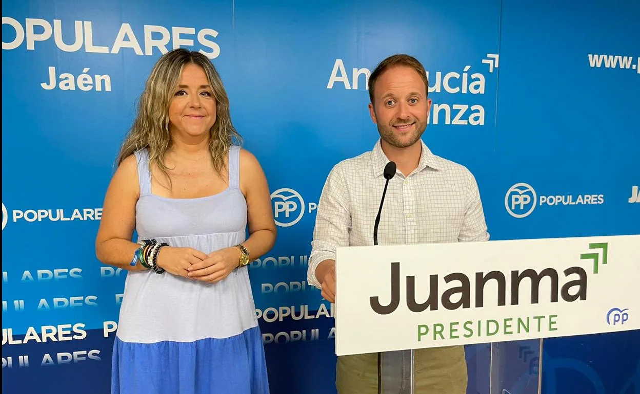 Elena González y Erik Domínguez, en la rueda de prensa. 