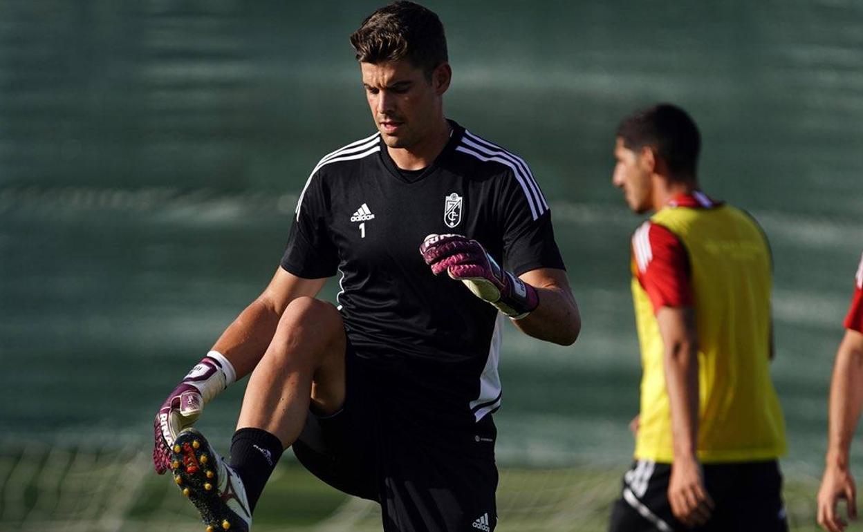 Raúl Fernández calienta ayer durante el primer entrenamiento en Jerez de la Frontera. 