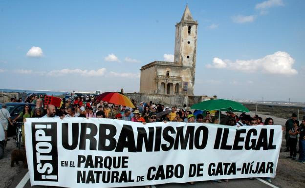 Protesta llevada a cabo en 2007 en contra de la urbanización y creación de viviendas en el Cabo de Gata. 