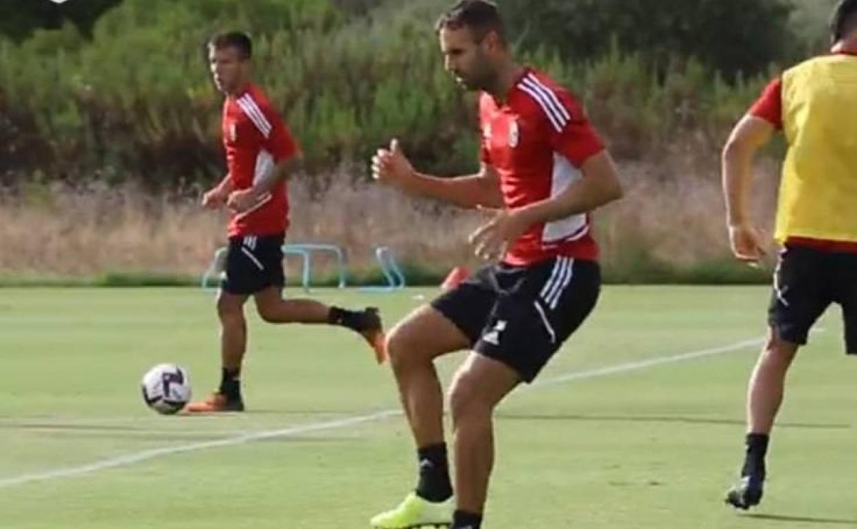 Captura del vídeo en el que Víctor Díaz combina con Rubén Rochina. 