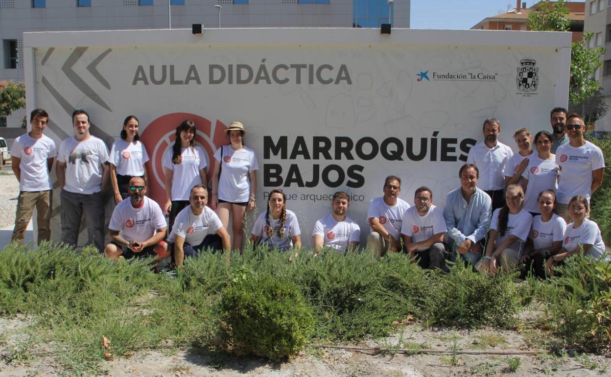 Foto de familia de voluntarios del campo arqueológico en Marroquíes Bajos con el alcalde de Jaén, el concejal de Cultura y técnicos. 