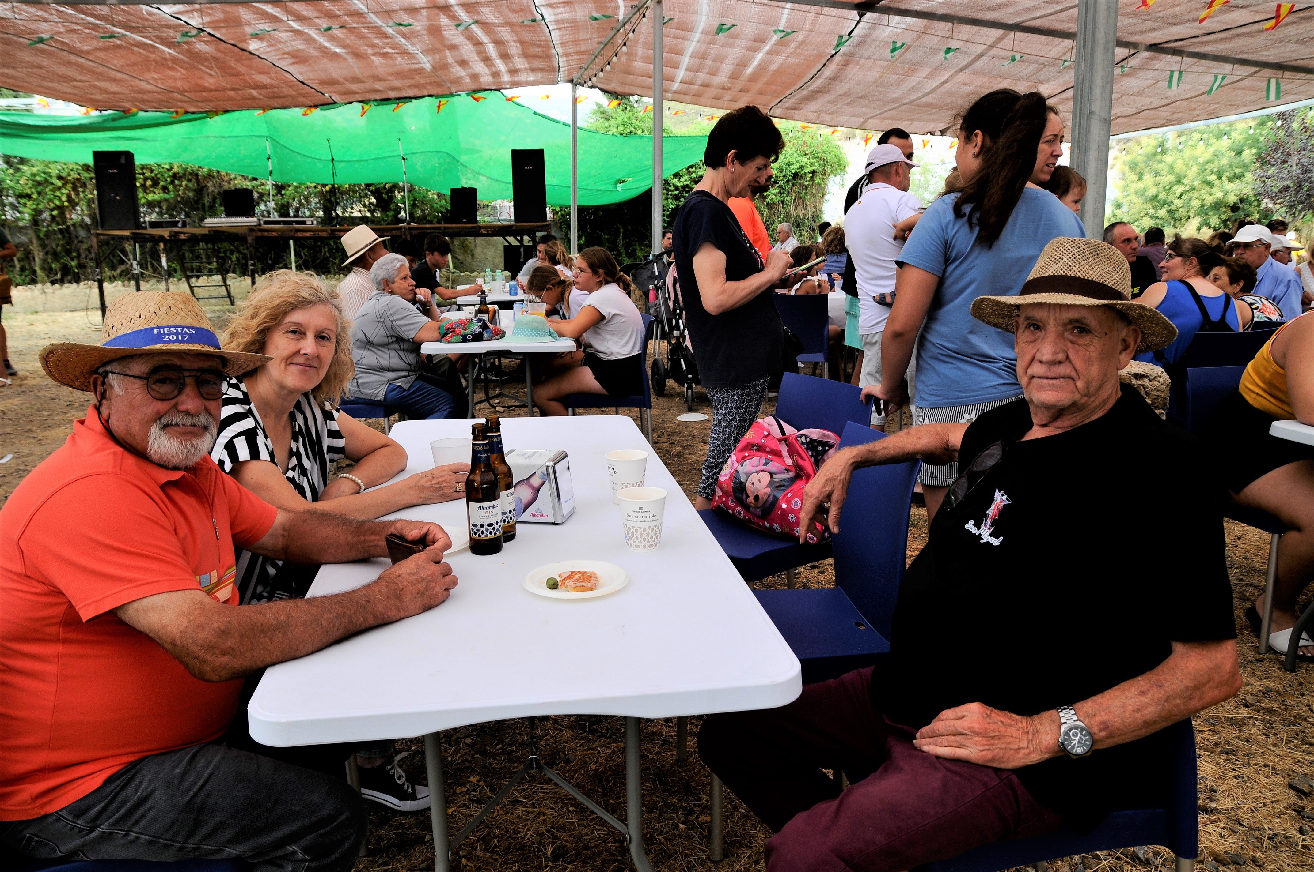 Centenares de personas se dan cita en Alpujarra de la Sierra para reír, comer y disfrutar de la fiesta.