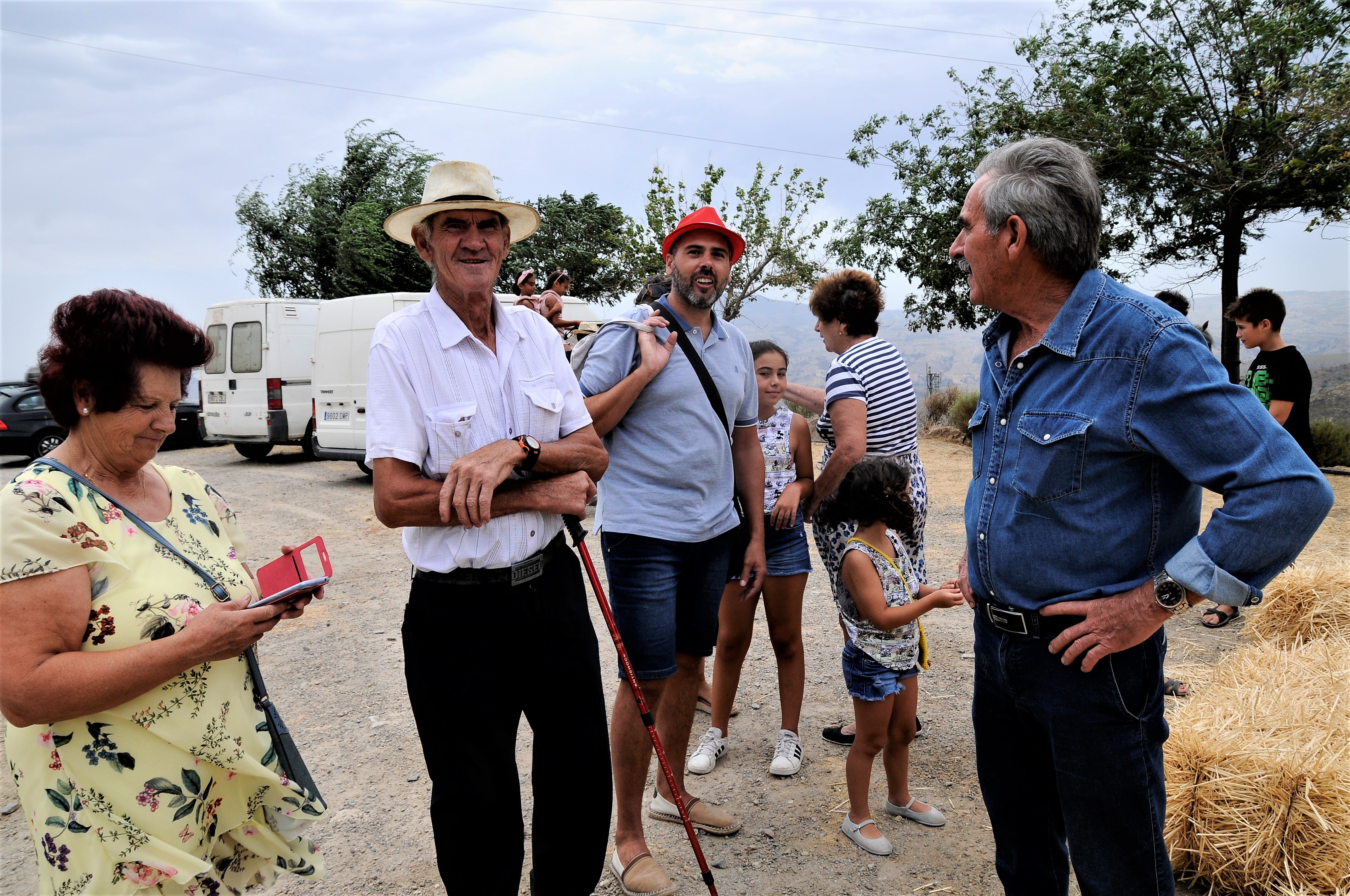 Centenares de personas se dan cita en Alpujarra de la Sierra para reír, comer y disfrutar de la fiesta.