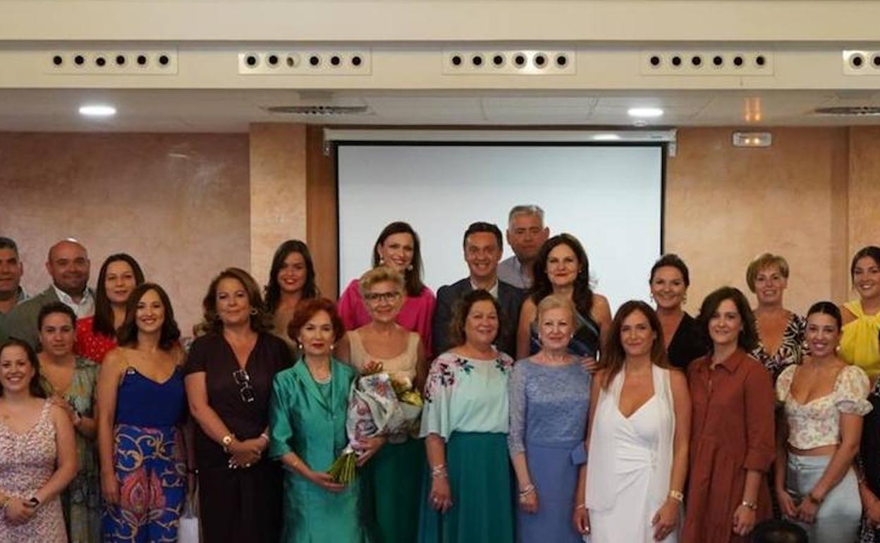 Foto de familia de asistentes al acto por el 50 aniversario del certamen Serranilla de Mágina. 