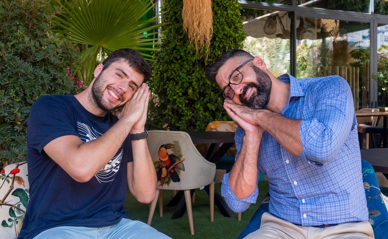 Germán Martínez (i), sonríe junto a su asesor del sueño, Gregorio Mora. 