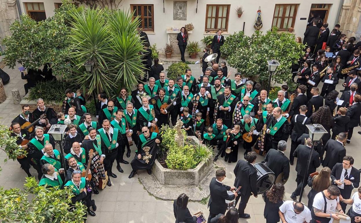 Tuna Universitaria de Distrito de Jaén en el patio de la iglesia de La Merced. 